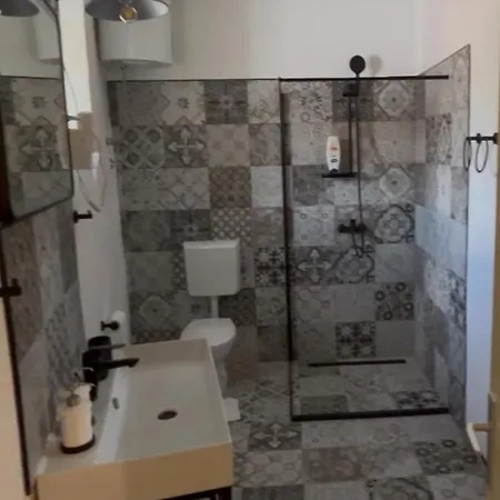 Tri Srca 2 - De Luxe 2 *