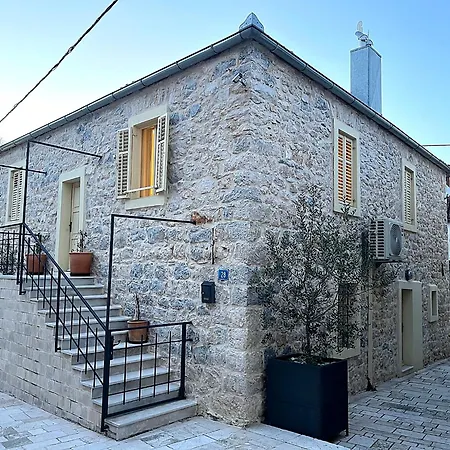 Apartment Tri Srca 2 - De Luxe 2 *